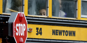 Estados Unidos busca prohibir que niños indocumentados asistan a escuelas públicas