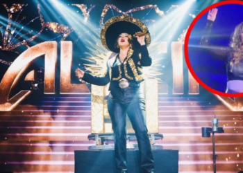Alicia Villarreal hace la “señal de auxilio” al terminar concierto, en medio de su separación con Cruz Martínez
