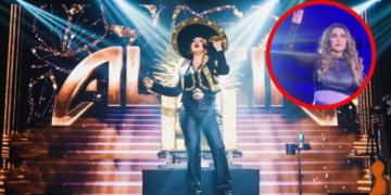 Alicia Villarreal hace la “señal de auxilio” al terminar concierto, en medio de su separación con Cruz Martínez