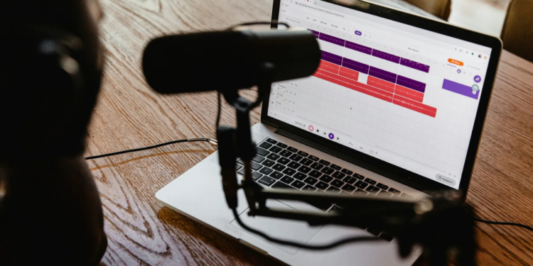 Mil millones de personas consumen podcasts en YouTube al mes