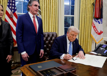 Donald Trump anuncia aranceles del 25% a México y Canadá para el 2 de abril