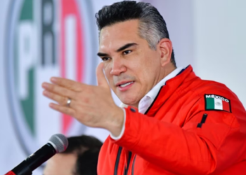 Alito Moreno exhibe lona para comparar precio de la gasolina: “Pasó de 18.50 con el PRI a 27.01 con Morena”
