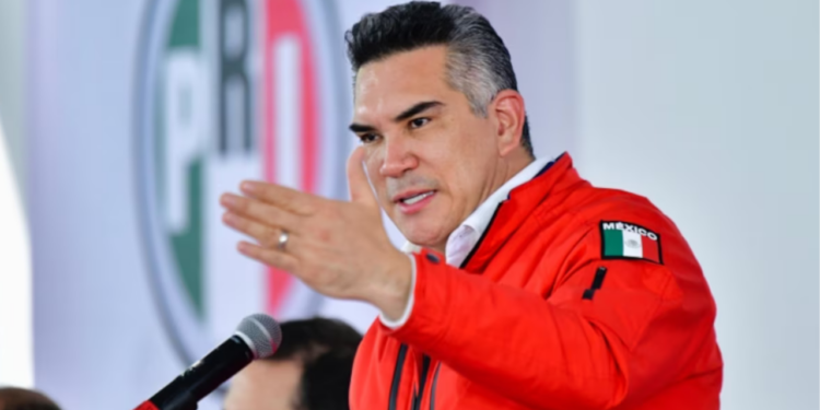 Alito Moreno exhibe lona para comparar precio de la gasolina: “Pasó de 18.50 con el PRI a 27.01 con Morena”