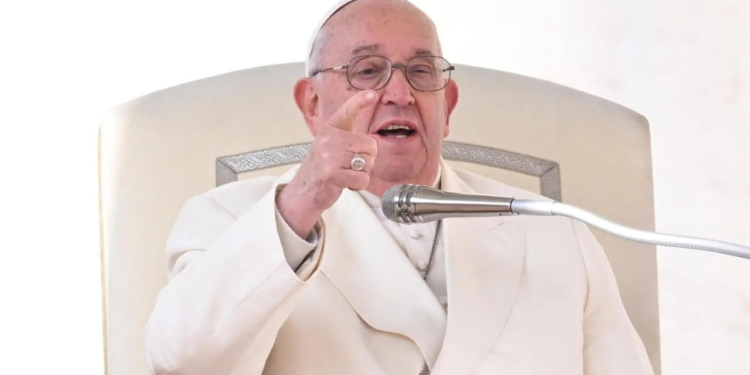 Sheinbaum llama “progresista” al papa Francisco por nombrar a una mujer “gobernadora” del Vaticano