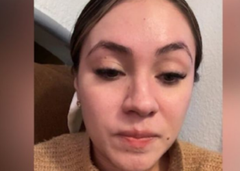 Revocan visa de maestra mexicana y la deportan en EU; asegura que fue por dar a luz a bebé
