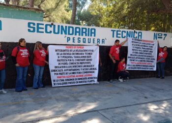 Maestros de la Técnica No. 7 trabajan bajo protesta conflicto con la dirección