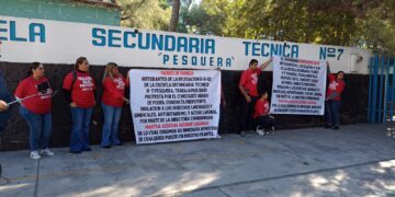 Maestros de la Técnica No. 7 trabajan bajo protesta conflicto con la dirección