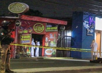 Ataque armado a ‘chelería’ de Villahermosa deja cuatro muertos; incendian el local