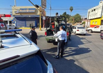 Ambulancia militar choca contra un automóvil en la colonia Margarita, Culiacán