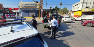 Ambulancia militar choca contra un automóvil en la colonia Margarita, Culiacán