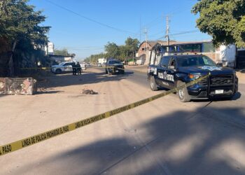 Hallan a hombre esposado y ejecutado cerca de una escuela en Culiacán