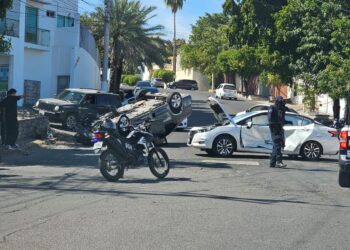 Vehículo termina volcado tras chocar en la colonia Nuevo Culiacán