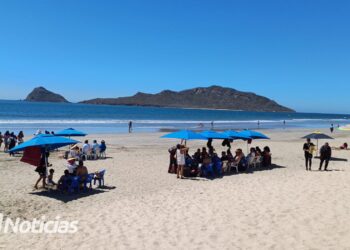 Playas de Mazatlán inician el fin de semana con baja afluencia