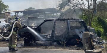 Pérdida total; se incendia camioneta en Yonque en Villa Unión, Mazatlán