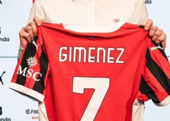 ¡Efecto Bebote! Jersey del Milan rompe récord y Santiago Gimenez lidera las ventas