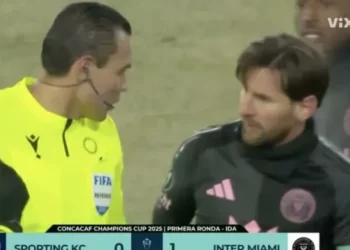 ¡Carrera internacional del ‘Gato’ Ortiz, EN PELIGRO! Recibiría fuerte castigo por pedir autógrafo a Messi