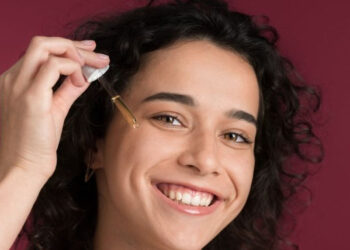 La forma correcta de aplicar el sérum facial y la edad para empezar a usar este producto para el cuidado de la piel