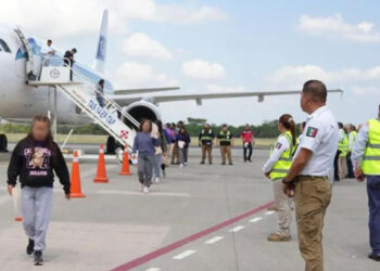 Mexicanos deportados denuncian que el Gobierno de Trump los maltrató y mantuvo esposados