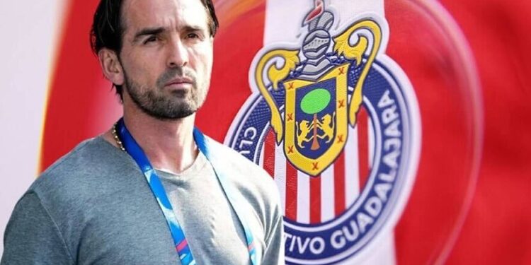 Gerardo Espinoza tomaría la dirección técnica de Chivas y dirigiría el miércoles ante América