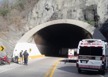Tráiler se impacta e incendia en la autopista Durango Mazatlán; conductor fallece tras quedar atrapado en la cabina