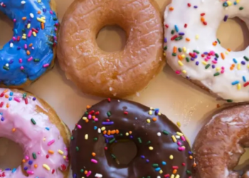 Niño usa el 911 para pedir donas… ¡y la policía se las deja en casa!