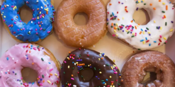 Niño usa el 911 para pedir donas… ¡y la policía se las deja en casa!