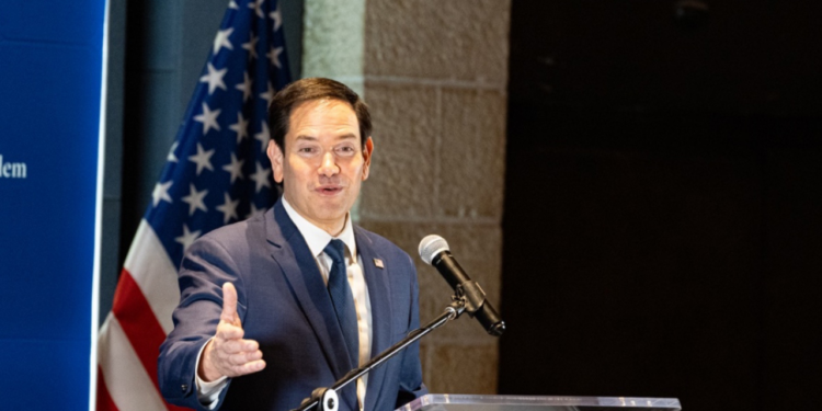 Otra de Trump: Restringirá visas a funcionarios mexicanos que faciliten la migración