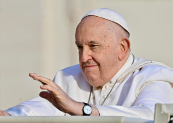 Papa Francisco ya no está en “peligro inminente”, tras 25 días hospitalizado