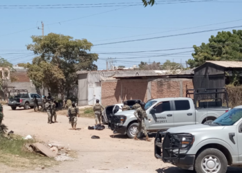 Marinos detienen a cuatro jóvenes armados a bordo de un vehículo durante operativo en Mazatlán