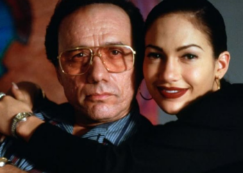 Jennifer López y Edward James Olmos se reencuentran y recrean foto a 28 años del estreno de “Selena”