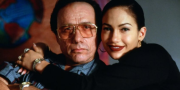 Jennifer López y Edward James Olmos se reencuentran y recrean foto a 28 años del estreno de “Selena”