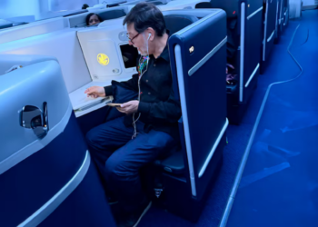 Exhiben a Noroña viajando en clase ejecutiva a Francia: Esto cuesta el boleto