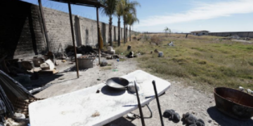 Muestra FGR rancho Izaguirre en Teuchitlán; Familiares de desaparecidos buscan entrar a la fuerza