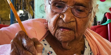 Con 103 años, Ramona Valle concluirá su primaria en Colima