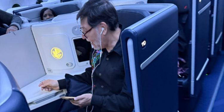 “Yo no viajo en primera clase”: Sheinbaum sobre viaje de Fernández Noroña