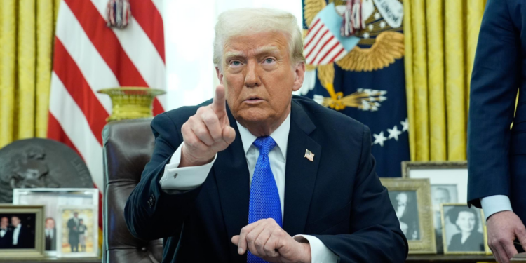 Trump mantiene imposición de aranceles en abril, pero contempla “Flexibilidad”
