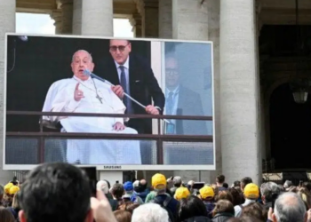 “Es un milagro”: Miles de fieles celebran en el Vaticano el alta del papa Francisco