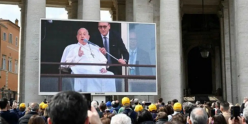 “Es un milagro”: Miles de fieles celebran en el Vaticano el alta del papa Francisco