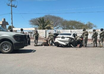 Ataque a balazos entre vehículos deja un herido y dos detenidos en Mazatlán