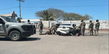 Ataque a balazos entre vehículos deja un herido y dos detenidos en Mazatlán