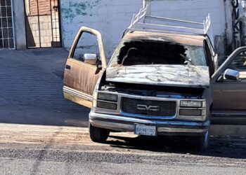 Incendio de camioneta moviliza a cuerpos de emergencia en la colonia Huizaches