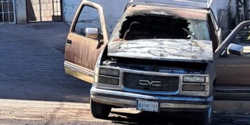 Incendio de camioneta moviliza a cuerpos de emergencia en la colonia Huizaches