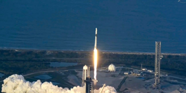 La alegría de los astronautas que llevan 9 meses varados en el espacio al recibir a la tripulación que les permitirá regresar a casa