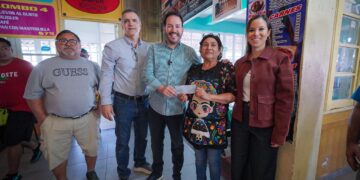Entregan apoyos a comerciantes de Mazatlán para fortalecer la economía en Carnaval