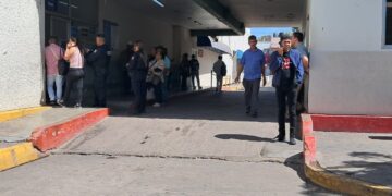 Mujer herida de bala ingresa a hospital, en Culiacán