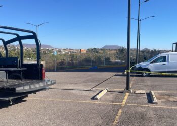 Asesinan a dos motociclistas en estacionamiento de plaza comercial, en Culiacán