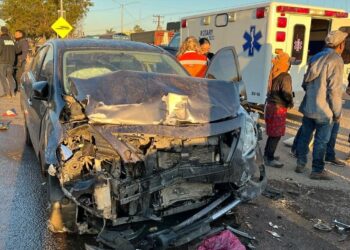 Aparatoso choque de automovil y camioneta deja cuatro lesionados en Villa Unión