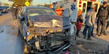 Aparatoso choque de automovil y camioneta deja cuatro lesionados en Villa Unión