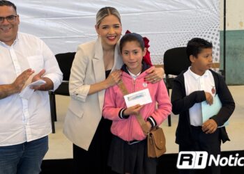 Gobierno Municipal entrega 526 becas a niñas y niños de Mazatlán