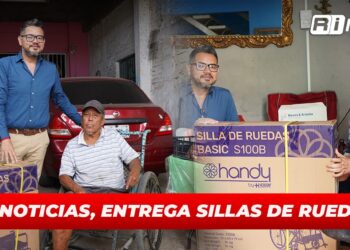 RI Noticias hace entrega de sillas de ruedas